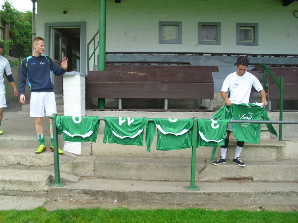 On a aérer les vareuses tant bien que mal, avant le match, à Aubel...