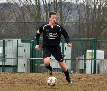 Il roule le terrain avant de jouer... et de marquer ! 