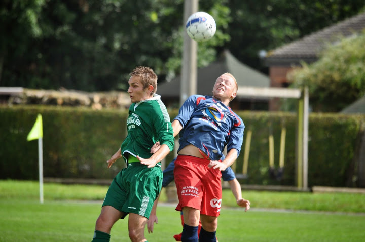 Henri Neerdael (en vert) marque comme il respire