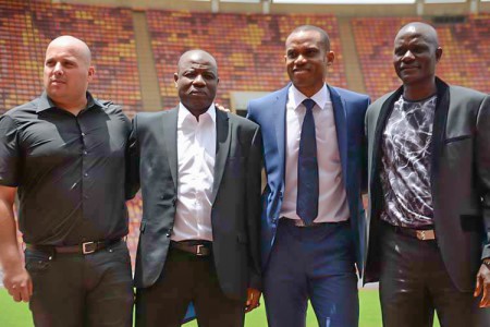 Oliseh et son staff (Losciuto à gauche).